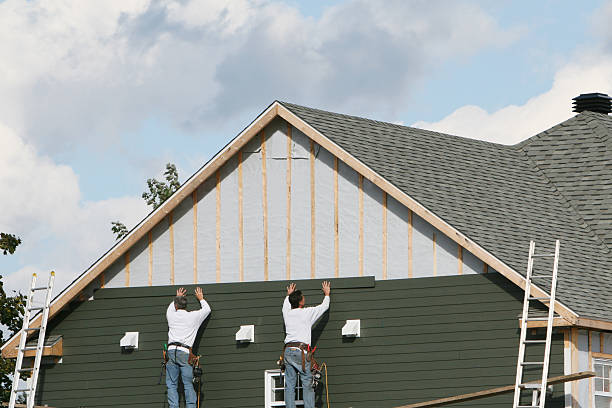 Professional Vinyl Siding technician working in Hewlett, NY